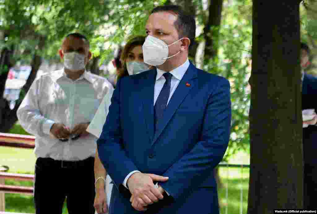 МАКЕДОНИЈА - Нашите сознанија се дека Сашо Мијалков е се уште во Македонија, изјави министерот за внатрешни работи Оливер Спасовски на прес-конференцијата за бегството на поранешниот шеф на УБК, Сашо Мијалков. Два часа по оваа изјава на Спасовски, Мијалков се јави во Обвинителството, го прими решението за притвор и беше спроведен на издржување на мерката.