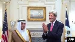 Адель аль-Джубейр и Джон Керри во время пресс-брифинга