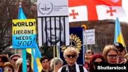 Gjatë një proteste kundër pushtimit rus të Ukrainës. Uashington, 6 mars 2022.