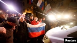 Пророссийские активисты блокируют автомобиль, в котором находился специальный посланник ООН Роберт Серри, 5 марта 2014 года.