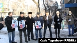 Группа активистов проводит акцию в поддержку Серикжана Мамбеталина и Ермека Нарымбаева перед зданием суда, где проходит процесс по делу о "разжигании розни". Алматы, 22 января 2016 года.