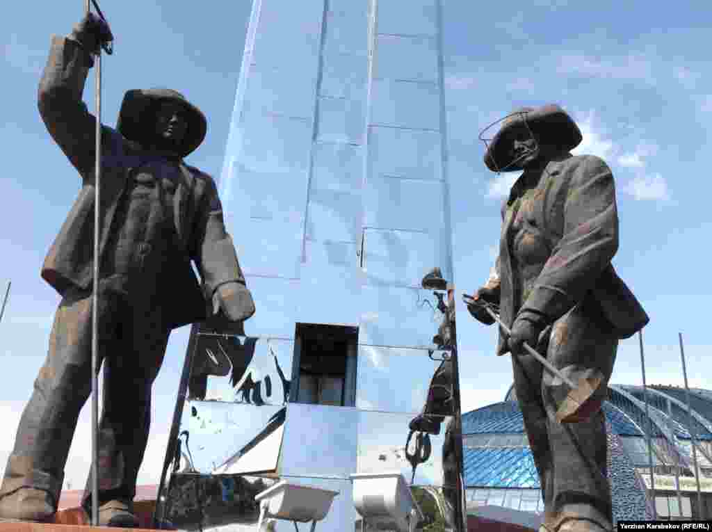 Памятник металлургам в городе Темиртау. 5 июня 2015 года.