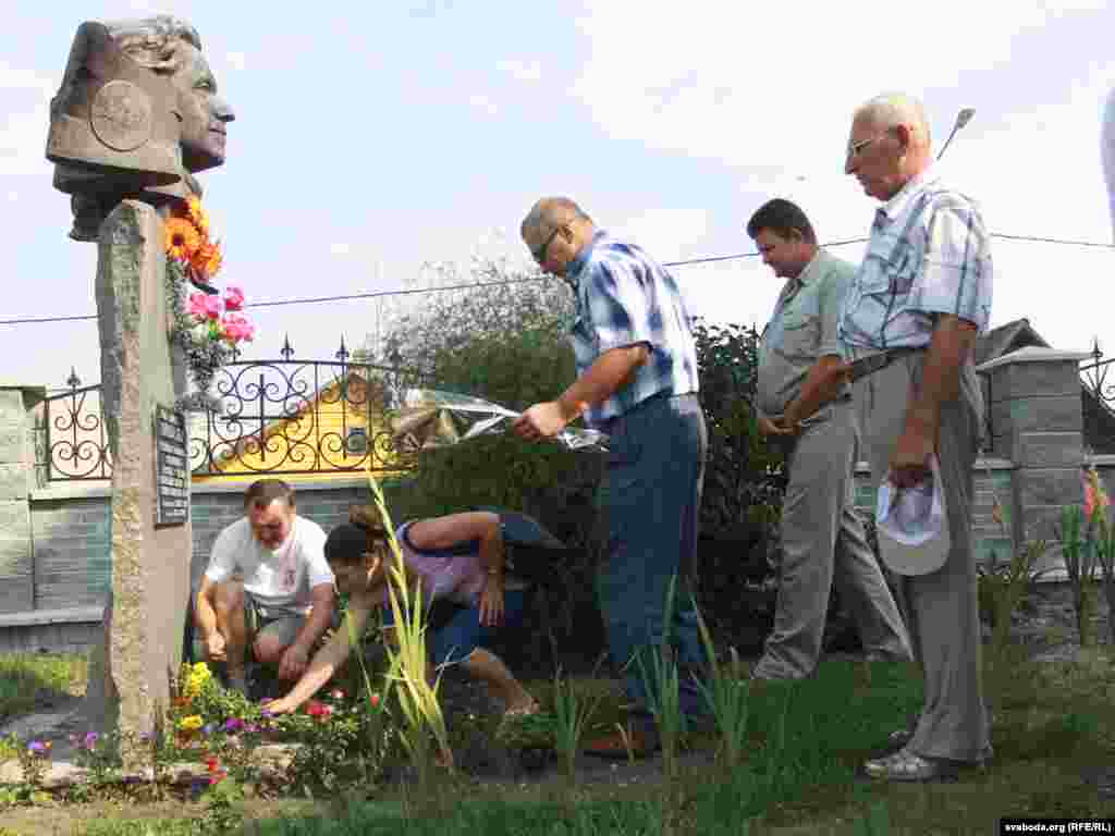 Кветкі да помніка Ларысе Геніюш. 