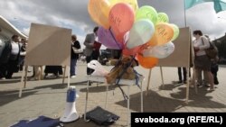 Кожны мог падпісаць паштоўку палітвязьню і сымбалічна вызваліць аднаго з іх, адрэзаў стужку з балёнікам.