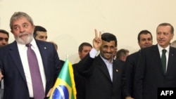 Президент Бразилии Луис Инасио Лула да Силва, президент Ирана Махмуд Ахмадинеджад и премьером-министр Турции Реджеп Эрдоган после подписания соглашиения (слева направо), Тегеран, 17 мая 2010 г.