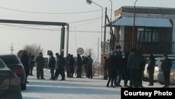 Шахтеры и их близкие у входа на территорию шахты "Тентекская", где протестуют угольщики. Карагандинская область, 12 декабря 2017 года.