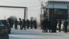 Шахтеры и их близкие у входа на территорию шахты "Тентекская", где протестуют угольщики. Карагандинская область, 12 декабря 2017 года. 