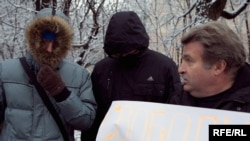 Aleksandr Ryklin is joined by two "extremist demonstrators."