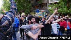 Участники уличных акций празднуют отставку Сержа Саргсяна