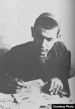 Лев Копелев в редакции газеты. 1932