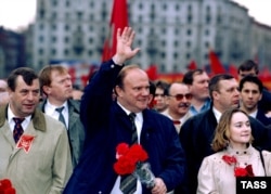Геннадий Зюганов со своими сторонниками отмечают Первомай 1996 года