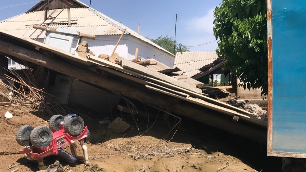 Үй қызметкері қожайынының қалпақшасын жалайды