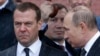 Дмитро Медведєв (ліворуч), коли був прем'єр-міністром Росії, та президент Росії Володимир Путін. 22 червня 2017 року