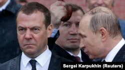 Дмитрий Медведев (слева) в бытность премьер-министром России и президент России Владимир Путин. 22 июня 2017 года