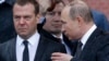 Дмитрий Медведев (слева) в бытность премьер-министром России и президент России Владимир Путин. 22 июня 2017 года 
