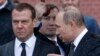 Medvedev (stânga) a spus că atacul cu drone de noaptea trecută, ce ar fi fost comandat de Kremlin pentru uciderea președintelui rus, Vladimir Putin, lasă Moscova fără alte opțiuni decât „eliminarea” președintelui ucrainean Volodimir Zelenski și a „clicii” sale de la Kiev .