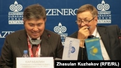 Қазіргі энергетика министрі Владимир Школьник (оң жақта) пен оның орынбасары Ұзақбай Қарабалин. Астана, 5 қазан 2010 жыл.