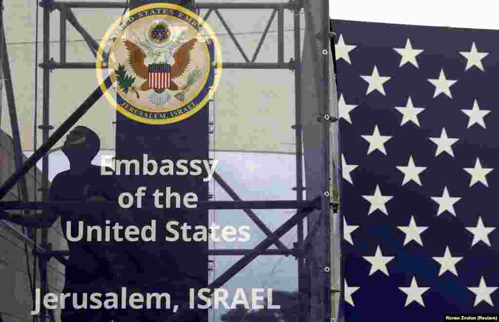 ИЗРАЕЛ - Соединетите држави официјално ја преселија својата амбасада во Израел од Тел Авив во Ерусалим. Оваа одлука предизвика задоволство во Израел, но и бес кај Палестинците, некои американски сојузници и пошироката меѓународна заедница.