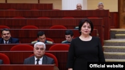 Алия Юнусова на сессии парламента, в ходе которого была утверждена на должность детского омбудсмена Узбекистана, февраль 2020 года.