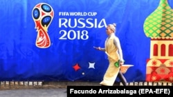 Futbol boýunça dünýä çempionatynyň Moskwada ýerleşdirilen banner bildirişi, 13-nji iýun, 2018