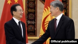Премьер-министр Китая Вэнь Цзябао и президент Кыргызстана Алмазбек Атамбаев. Бишкек, 4 декабря 2012 года. 