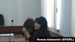Жибек Мусинова, жертва предполагаемого группового изнасилования, и ее адвокат Айман Умарова в суде. Город Есик, Алматинская область, 28 ноября 2016 года.