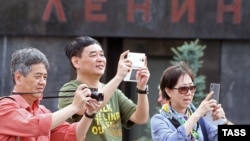 Russia -- Tourists take photos outside Lenin's mausoleum on Red Square in Moscow, July 15, 2015