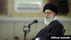 علی خامنه‌ای می‌گوید به مسئولان کشور برای حل موضوع گرانی توصیه مؤكد كرده‌ و اکنون منتظر گزارش عملکرد آنها است