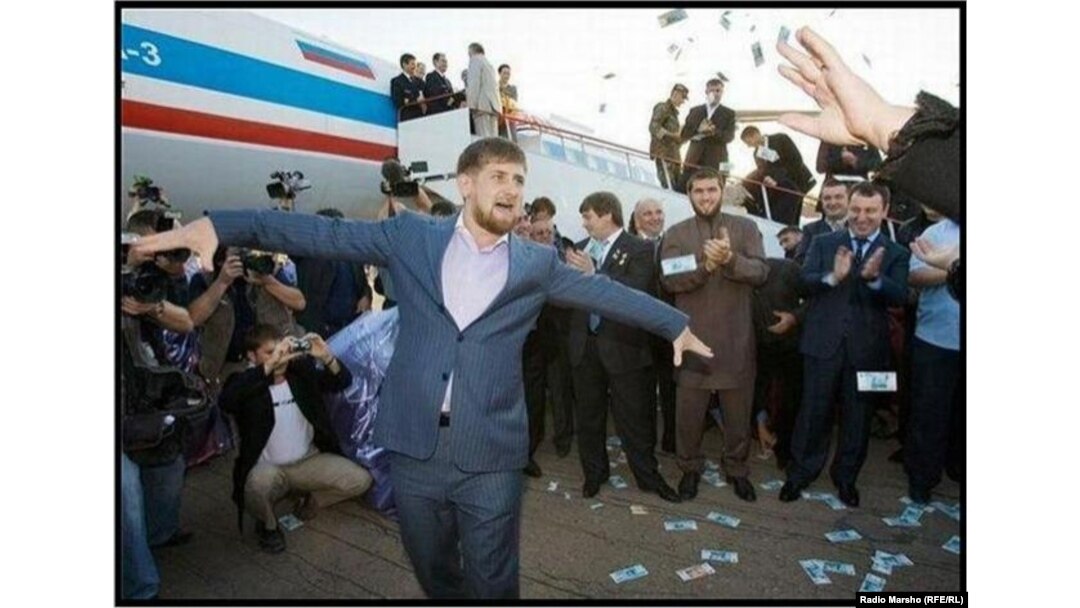 Таяқ ұстаған адамның жыныстық қатынасы Писка ысқылаумен онлайн порно көру