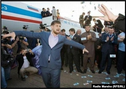 Жасырын камерада бидемен жуынып жатқан әйел бейнеленген.