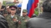 Viktor Zaplatin u uniformi, lijevo, u Višegradu, na istoku BiH, u aprilu 2019. godine. Zaplatin je nekadašnji komandant Prvog dobrovoljačkog odreda Vojske Republike Srpske. 