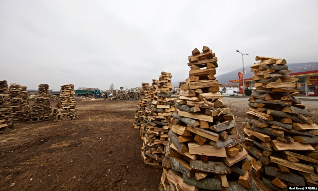 Neatly stacked firewood in Prizren. (Photo by Novi Rosaj)