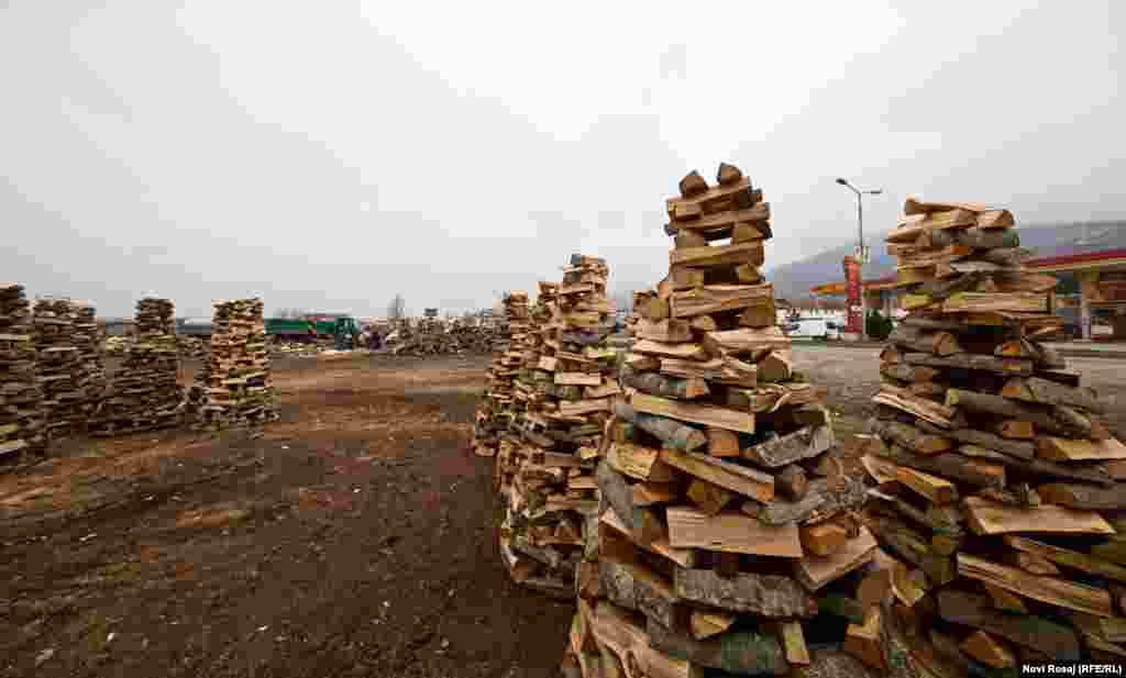 Neatly stacked firewood in&nbsp;Prizren. (Photo by Novi Rosaj)
