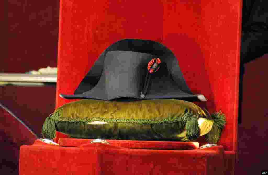 حراج کلاه ناپلئون؛ روز یکشنبه کلاه ناپلئون بناپارت به قیمت یک میلیون و هشتصد هزار یورو در پاریس به فروش رفت 