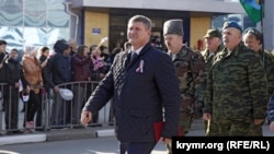 Михаил Шеремет с представителями «крымской самообороны» на шествии в честь второй годовщины крымского «референдума». Симферополь, 16 марта 2016 года