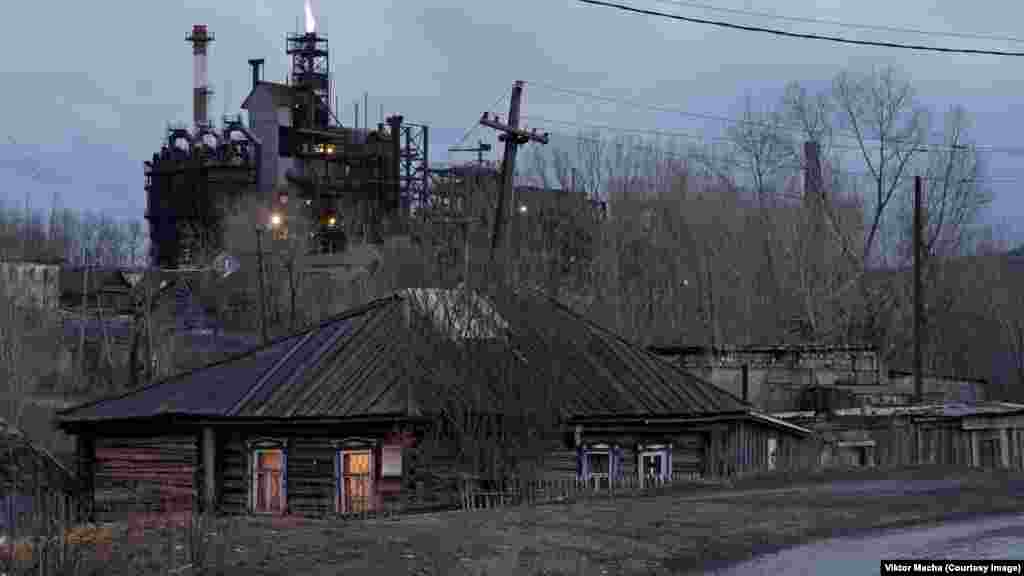 Чугунолитейный завод близ Челябинска, Россия. &laquo;Когда я смотрю старые карты 1960-х и 1970-х годов, вижу повсюду фабрики. Сейчас мы потеряли около 80 процентов этих производств, и [потери] растут&raquo;, - говорит фотограф в интервью Азаттыку.