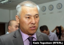 Мұрат Әбеновтің парламент депутаты болған кезіндегі суреті. Алматы, 16 маусым 2011 жыл.