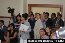 Парламент комитеті залына сыймай тұрған жұрт. Астана, 8 қыркүйек 2016 жыл.