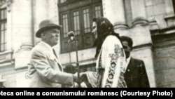 Prima revoluție agrară a început cu împroprietăriri și o foamete provocată de sus în jos. În fotografie Petru Groza înmânând titluri de proprietate, în 1946. Trei ani mai târziu, pământul va fi luat înapoi. Sursa: Fototeca online a comunismului românesc, cotă:4/1946