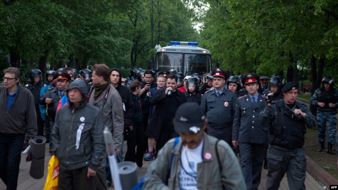 Ранним утром 16 мая полиция выдавила обитателей лагеря "ОккупайАбай" с Чистых прудов