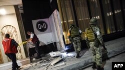 Вайскоўцы і работнікі грамадзянскай абароны аглядаюць разбурэньні пасьля землятрусу ў горадзе Веракрус на ўзьбярэжжы Мэксыканскага заліву, які пацярпеў адносна мала. 7 верасьня 2017 году