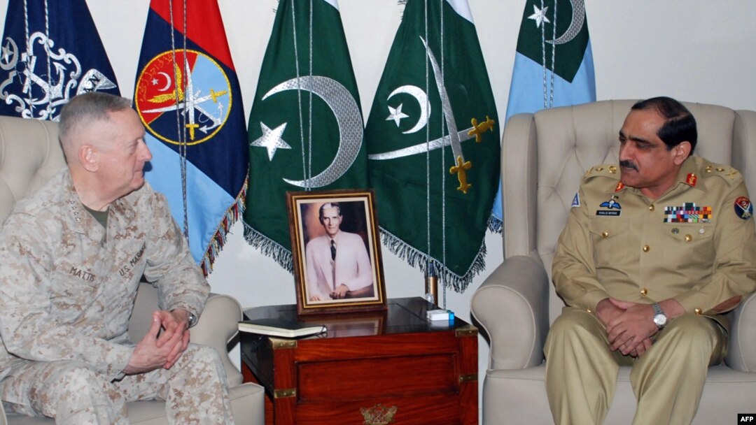 Pakistani Chairman Joint Chiefs of Staff Committee General Khalid Shameem Wynne (right) speaks with U.S. General James Mattis in Rawalpindi in April.