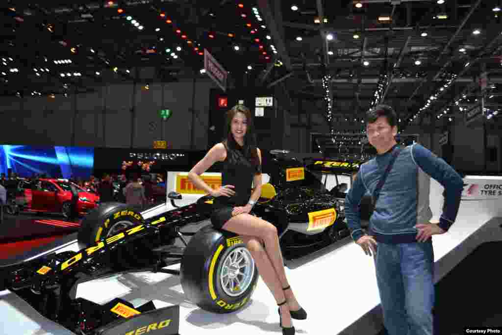 Новинки автопрома презентуют модели. Посетители автосалона не прочь сфотографировать с ними.