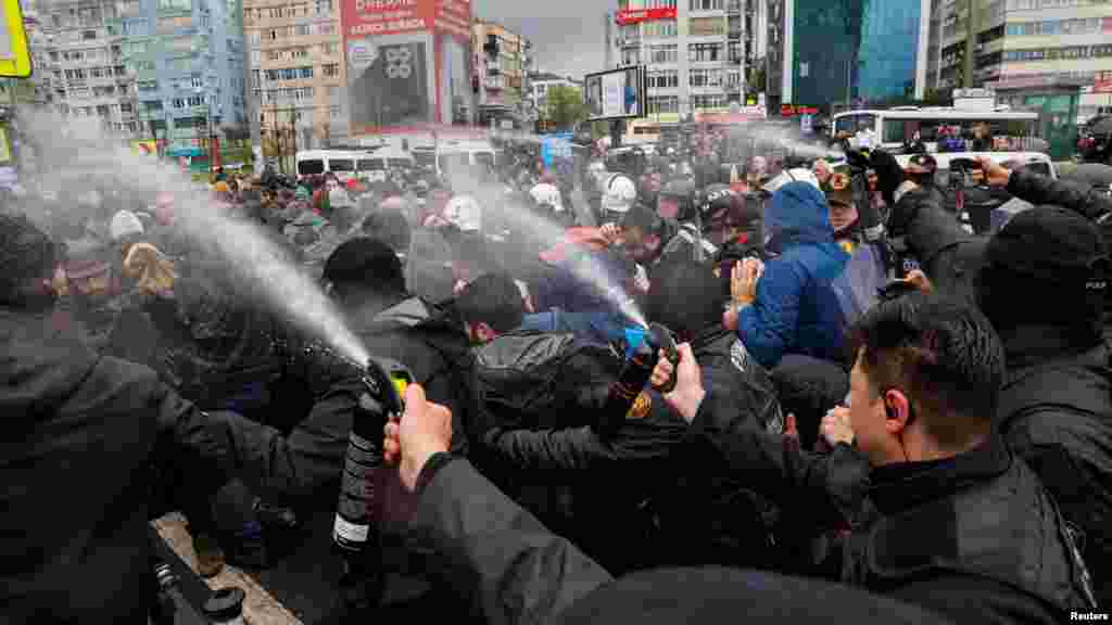 Policija je upotrijebila biber-sprej kako bi rastjerala demonstrante, dok su građani pokušavali da prkose zabrani i marširaju prema Trgu Taksim kako bi obilježili 1. maj, u Istanbulu, u Turskoj.