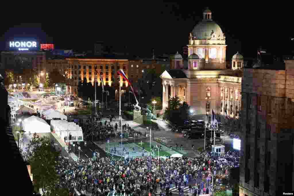 Hiljade demonstrana, protivnika vlasti, okupljene na prilazima "Ćacilenda" u noći 3. novembra 2025. godine.