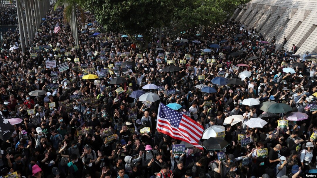 Američka zastava na demonstracijama u Hong Kongu