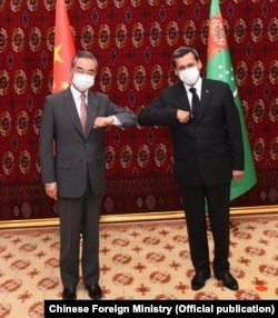 Chinese Foreign Minister Wang Yi (left) with his Turkmen counterpart, Rashid Meredov, in Ashgabat on July 12.