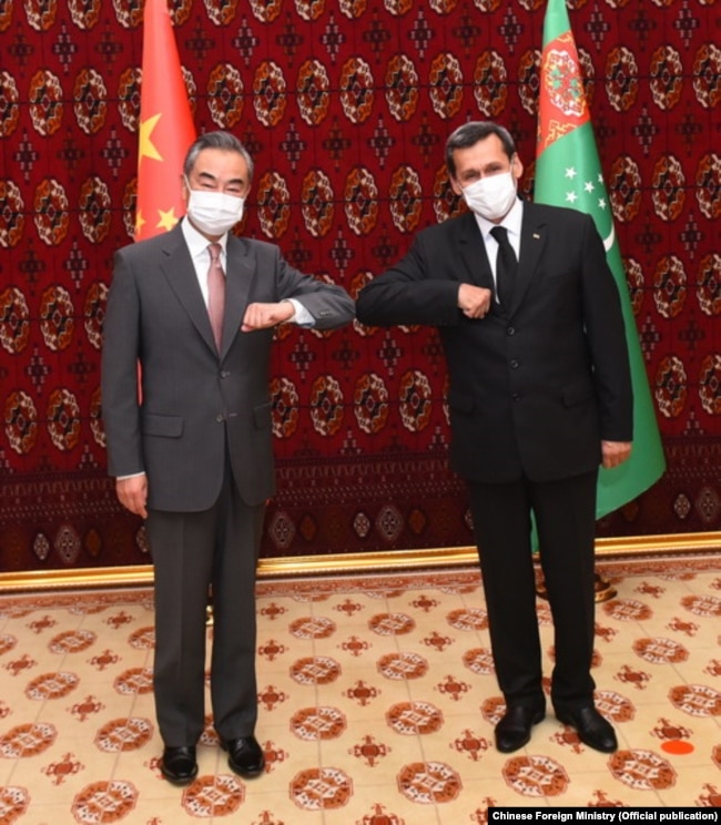 Chinese Foreign Minister Wang Yi (left) with his Turkmen counterpart, Rashid Meredov, in Ashgabat on July 12.