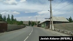 Дорога в приграничном селе в Баткенской области. Иллюстративное фото.