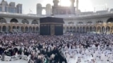 سعودي ته د حج لپاره له ۱۱ لکه زيات کسان رسېدلي دي
